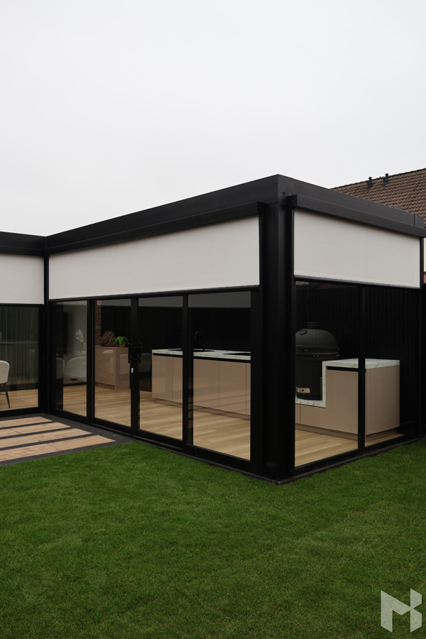 CUBE Veranda mit gläsernen Schiebewänden und seitlichen Screens